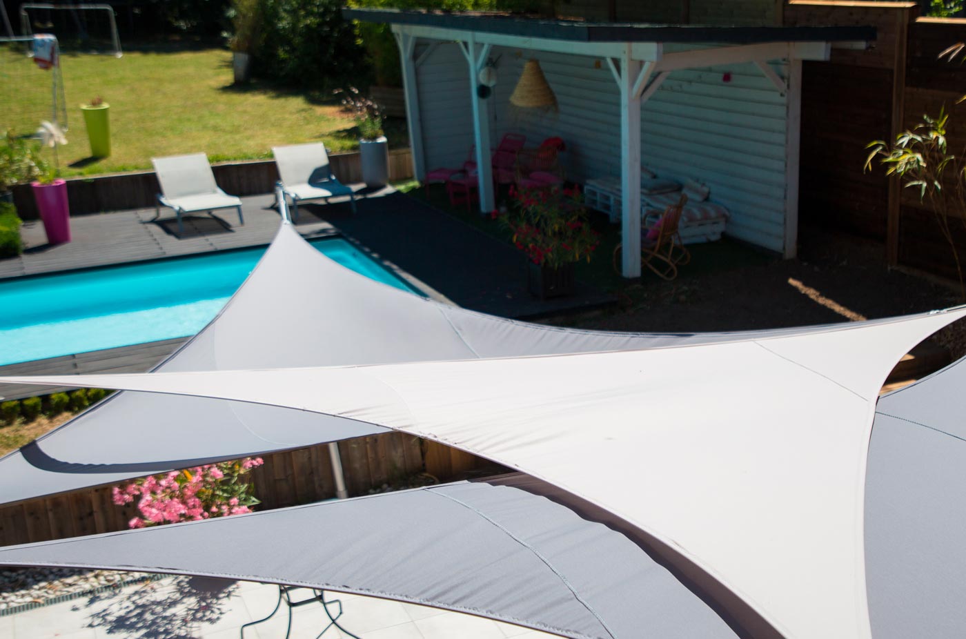 Voile d'ombrage à côté d'une piscine