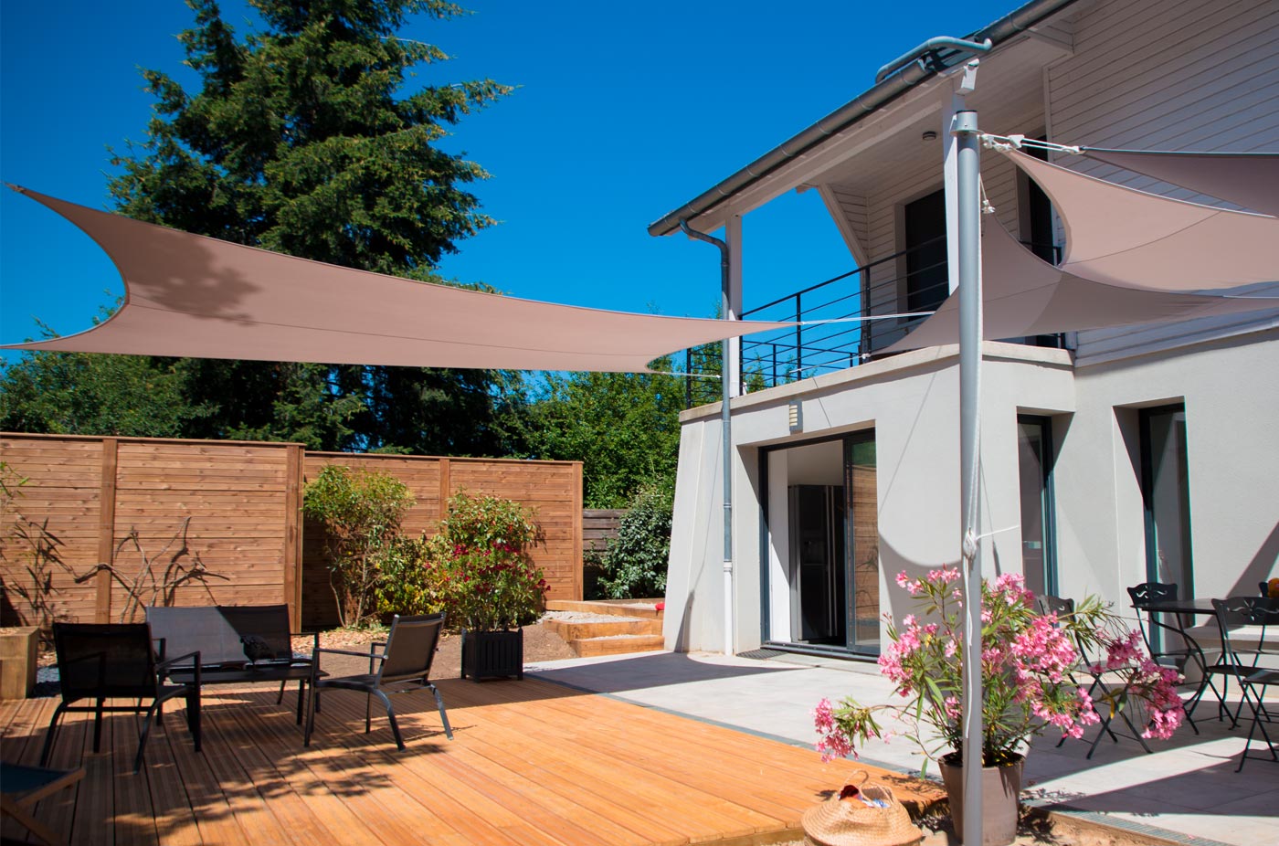 Voile d'ombrage au dessus d'une terrasse